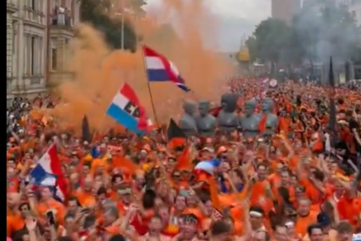 Hollanda taraftarları Leipzig’i turuncuya boyadı