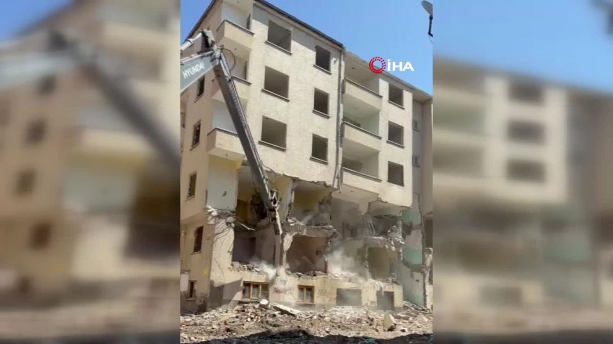Elazığ’da ağır hasarlı binaların yıkımları sürüyor